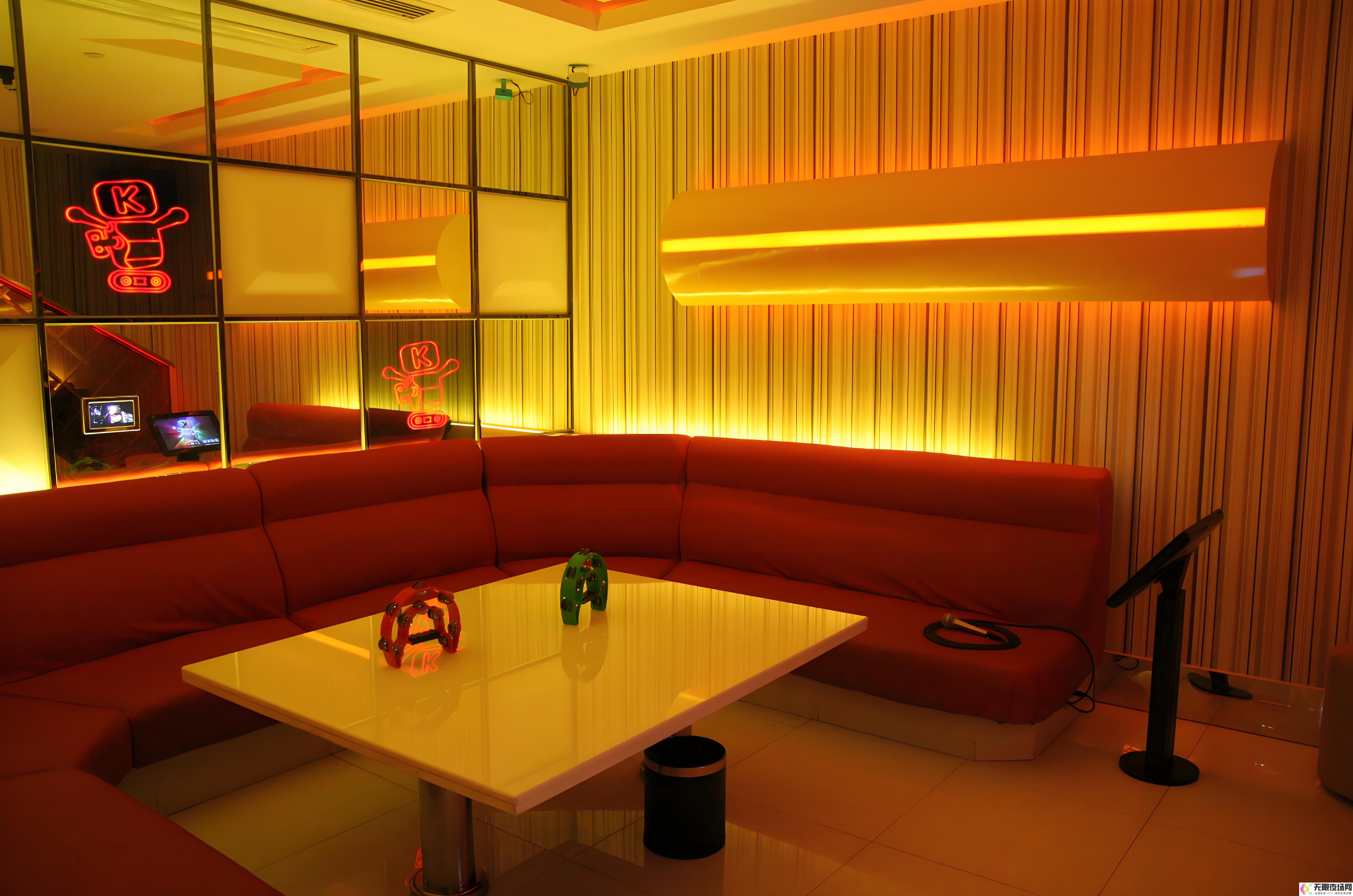 城市高端会所诚聘多才多艺男公关：包吃住，待遇优厚